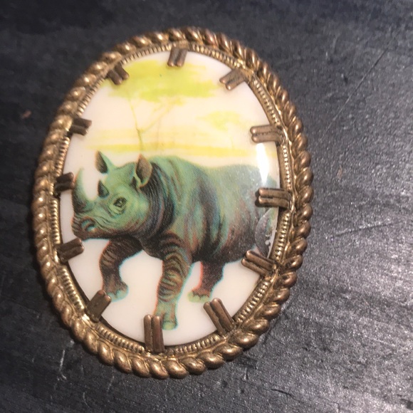 Vintage rhino 🦏 on porcelain brooch - Picture 1 of 4